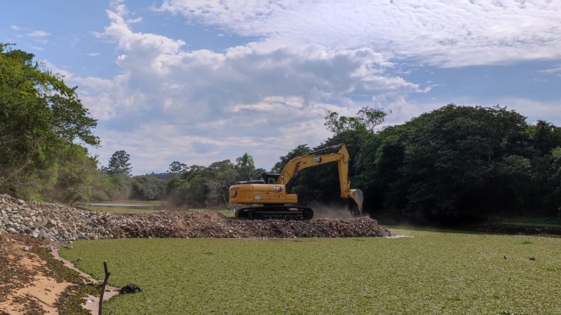 Obra de microbarramento para elevação de nível do rio Gravataí